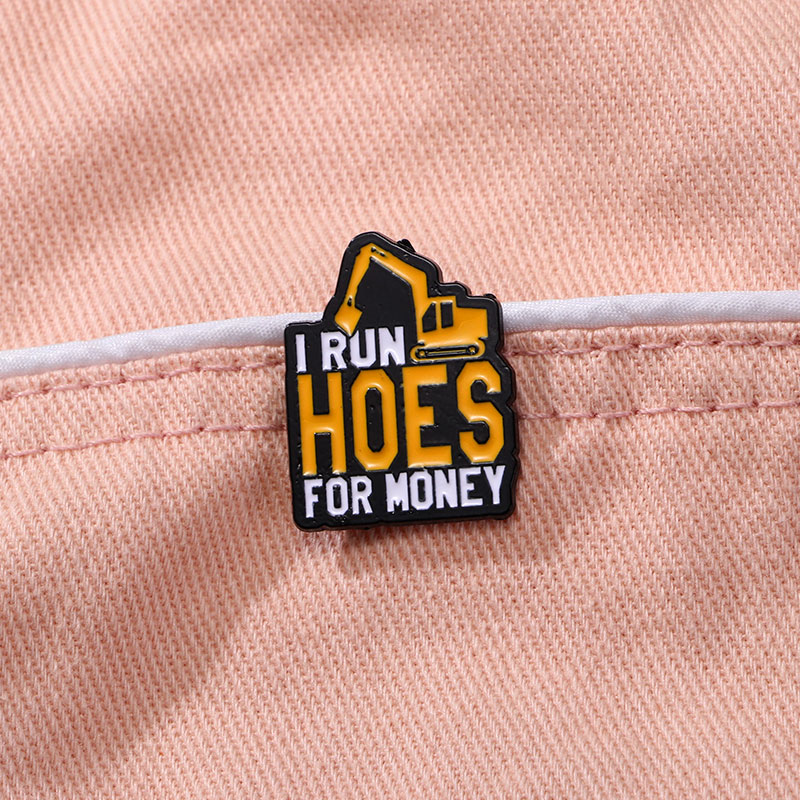 クールな掘削機柄のエナメルピン、皮肉な「I RUN HOES - Heavy Equipment Quotes のレビューと価格